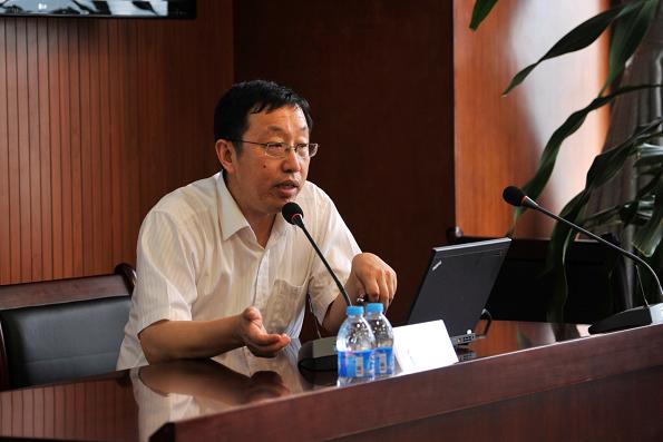 裝備集團狄東仁總從水泥工藝出發向新員工講解新型干法生產線主要設備、自主研發裝備及水泥裝備發展趨勢。